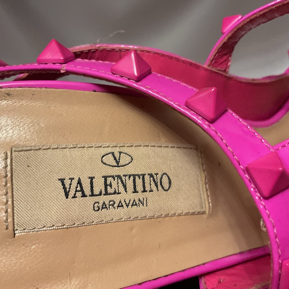 Sold Barbie PINK Valentino Rockstuds Patent-Leather Pump w/Tonal Studs - Picture 2 of 6